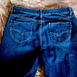 Chicos capri jeans size 2 check chicos sizing as sizing is different.